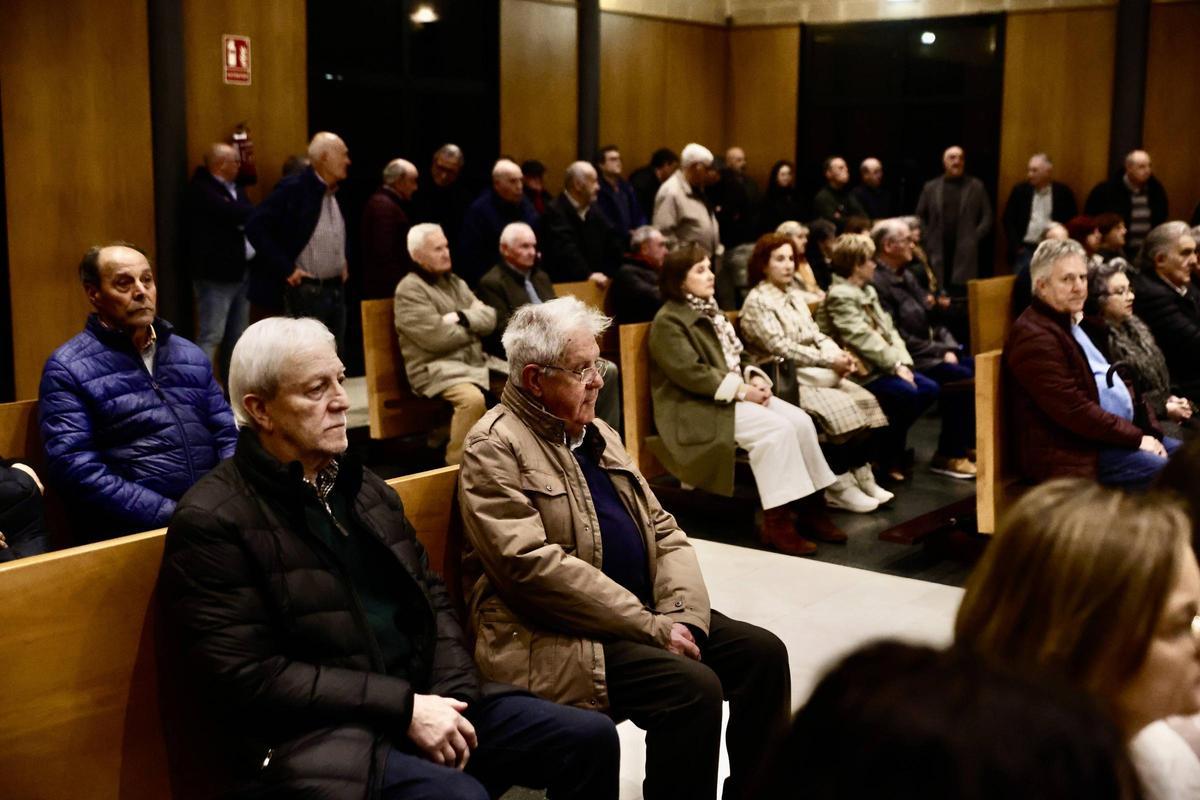 Asistentes al acto de celebración de la palabra en el tanatorio de Cabueñes, con Justo Rodríguez Braga en primer término.