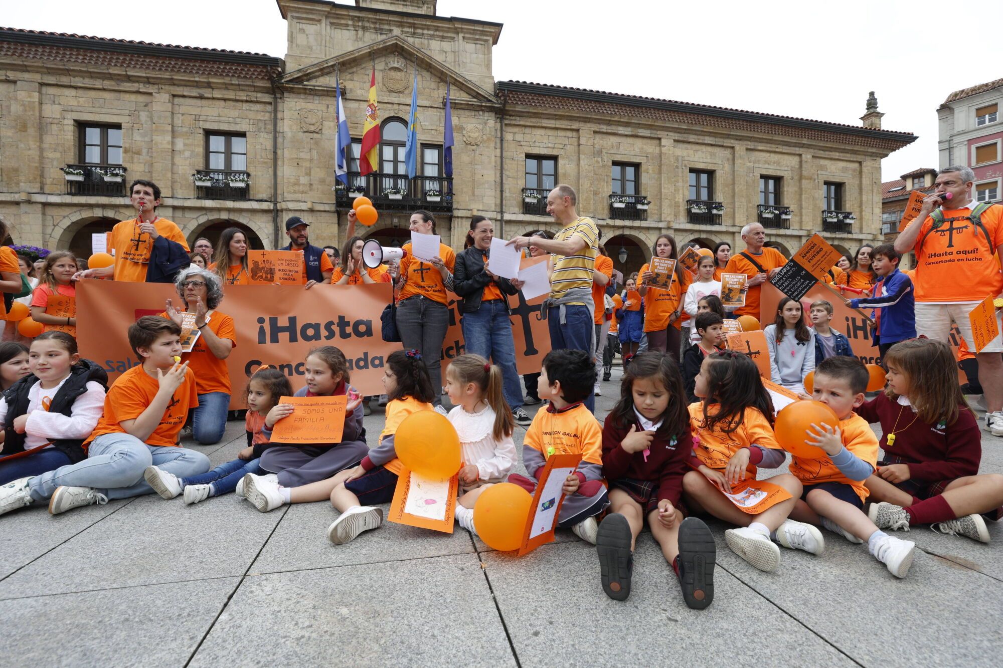 Así fue la concentración en Avilés de profesores y familias de los colegios concertados. 