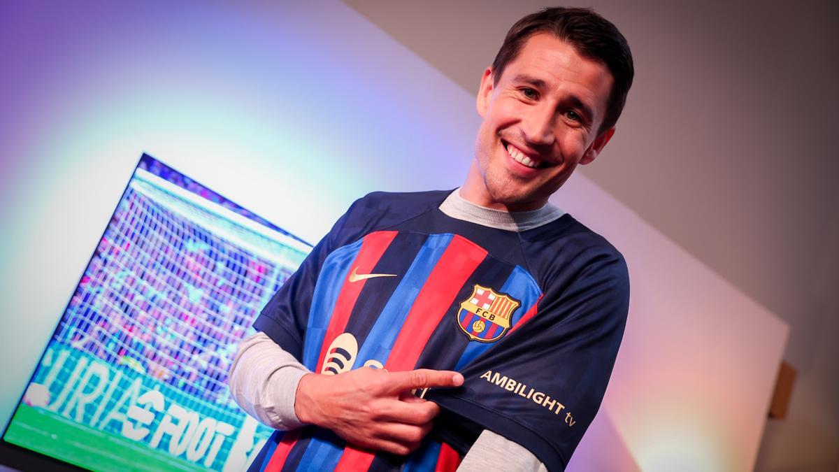 Bojan Krkic posa con la camiseta del Barça a la que se suma 'AMBILIGHT tv'