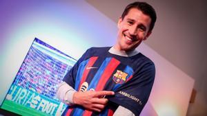Bojan Krkic posa con la camiseta del Barça a la que se suma AMBILIGHT tv