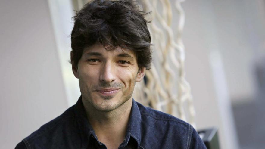 Andrés Velencoso deslumbra con joyas Rabat en el estreno de la serie &#039;Nacho&#039;