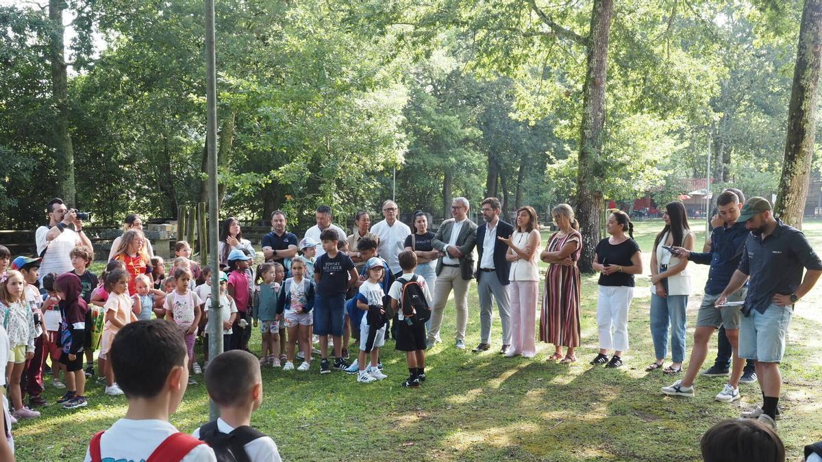 Políticos y niños del campamento Concilia Silleda.