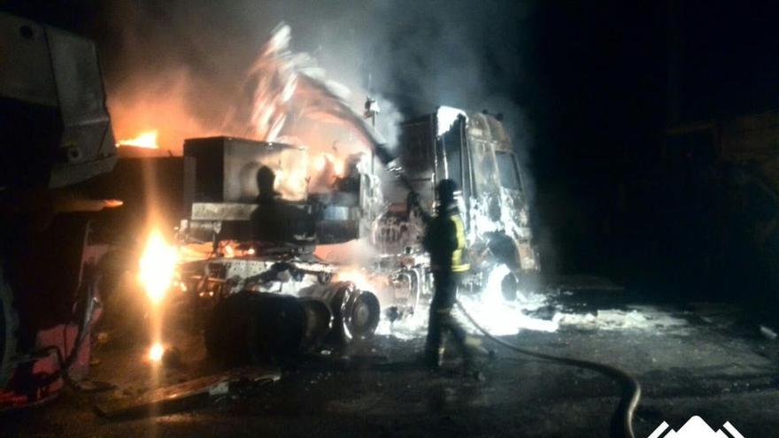 Incendio de un camión en una mina de Cerredo, en Degaña