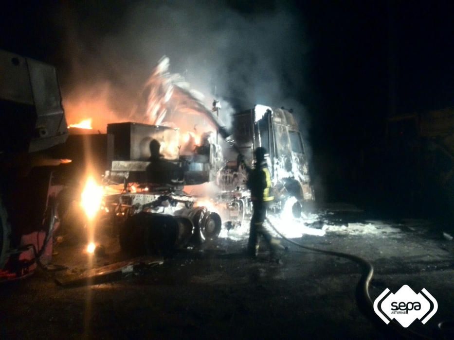 Incendio de un camión en una mina de Cerredo, en Degaña