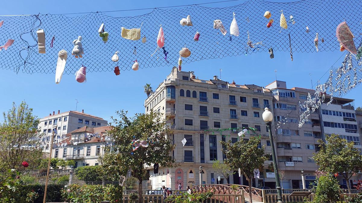 Uno de los montajes de arte reciclado en el centro de Redondela.