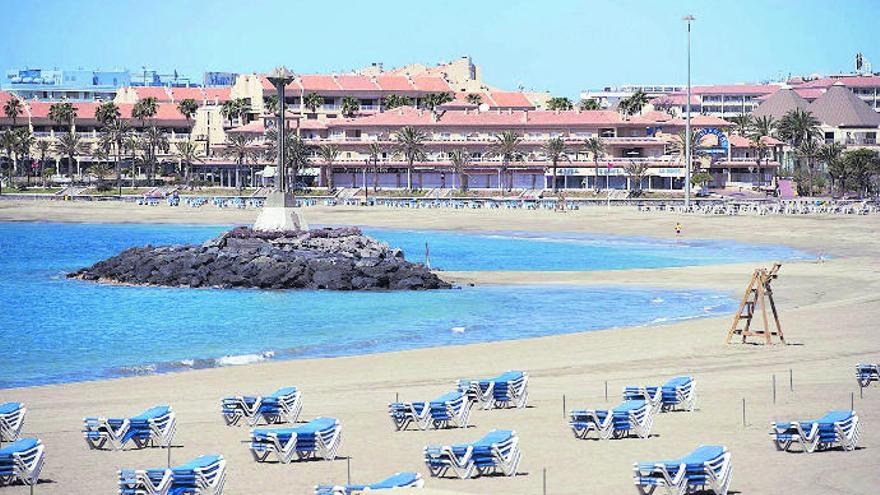 Playa de Las Vistas, en el municipio de Arona, sin bañistas como consecuencia de la pandemia.