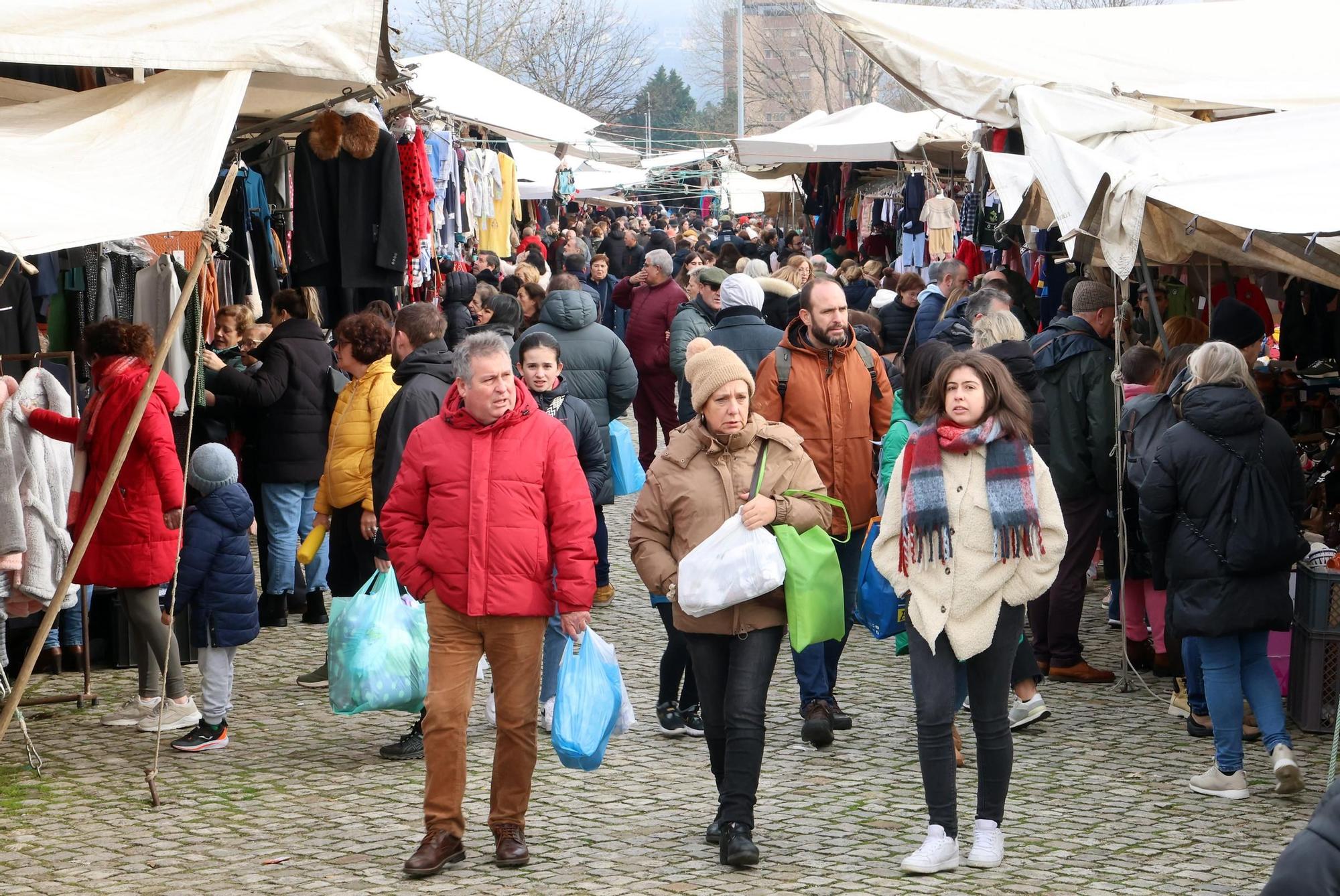 Una marea de gallegos 'invade' Valença do Minho en el día de la Constitución