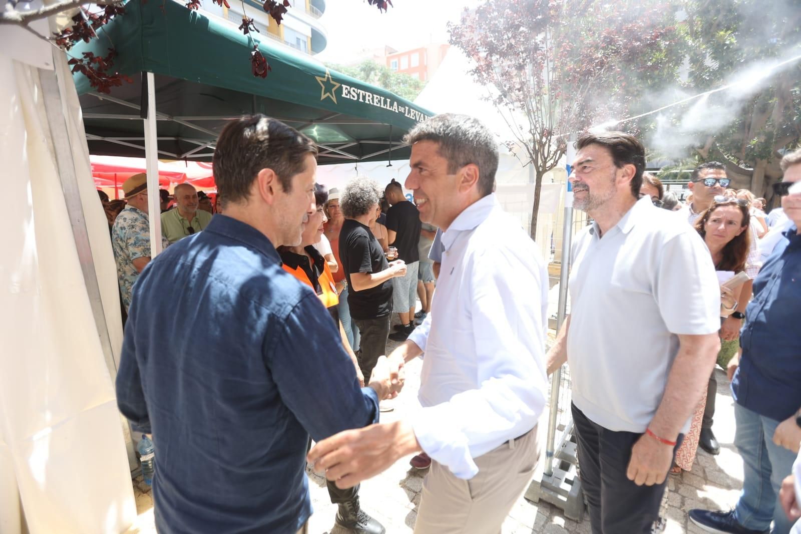Carlos Mazón visita el racó de INFORMACIÓN TV en las Hogueras de Alicante 2025