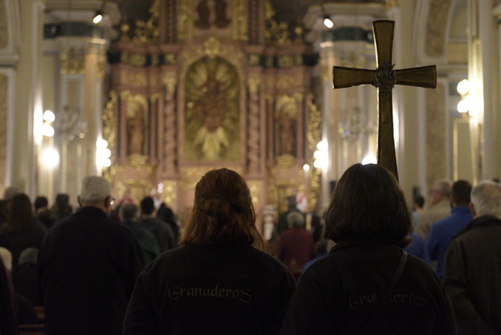 Alboraia celebra la ViaCrucis en el interior de la parroquia por la lluvia.