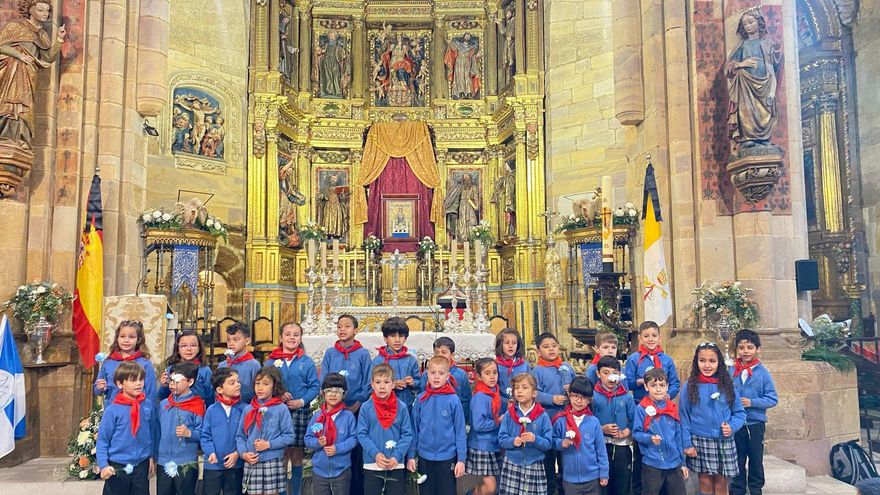 GALERÍA | El colegio San Vicente de Paúl rinde honores a la Virgen de la Vega