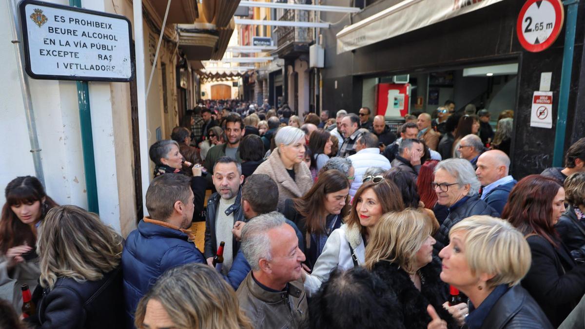 Ambiente en las tascas de Castelló durante la Navidad del año pasado.