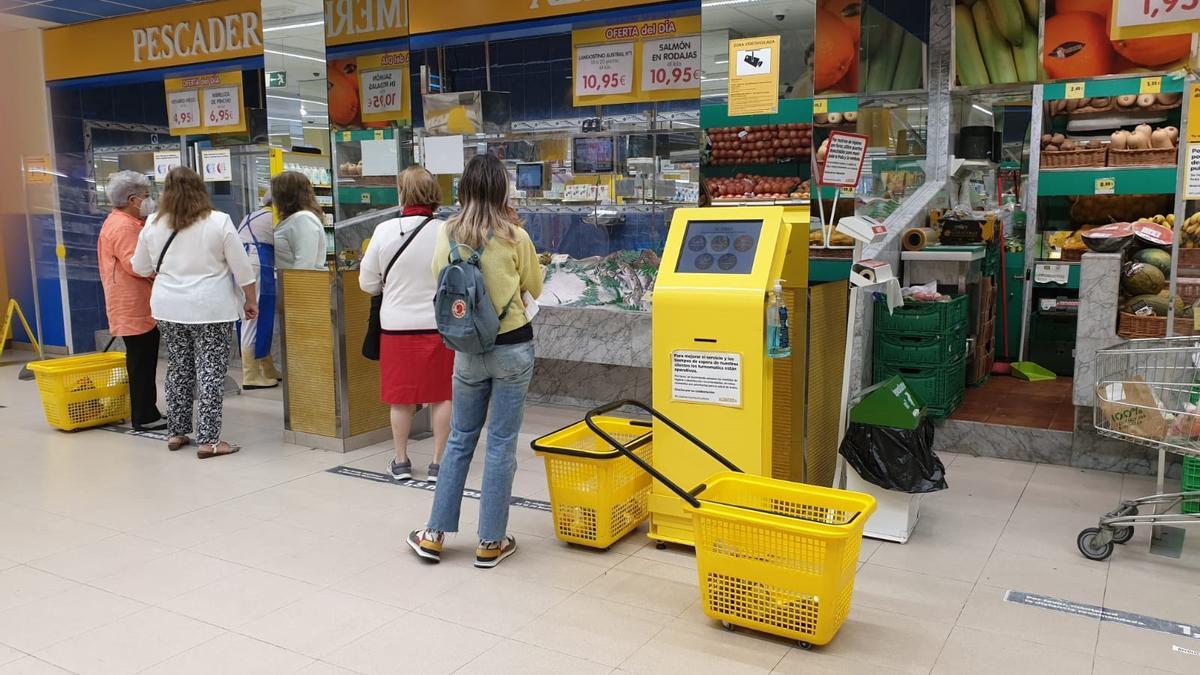 Clients en la pescateria d&#039;un supermercat.