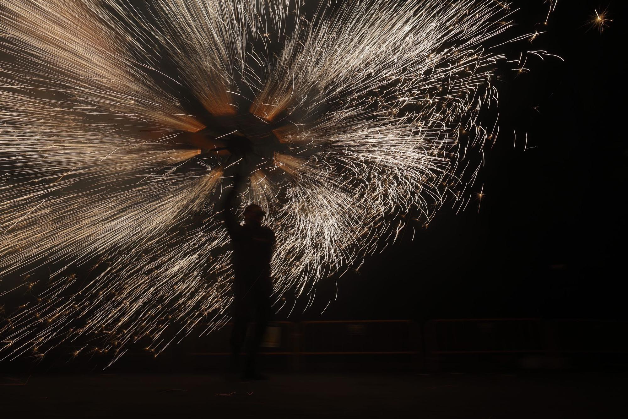 La &quot;Cabalgada del Foc&quot; ilumina y llena de color la calle La Paz