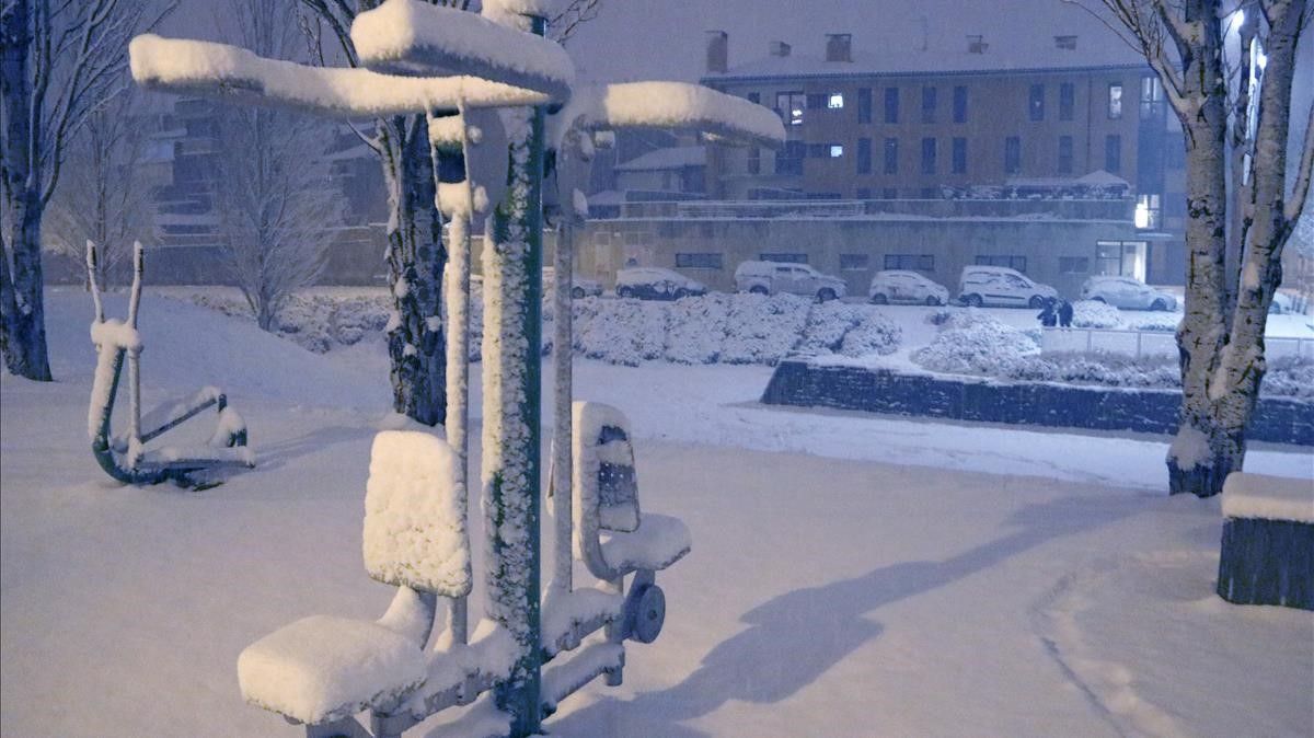 Nieve acumulada en un parque de Vic, en febrero del 2018