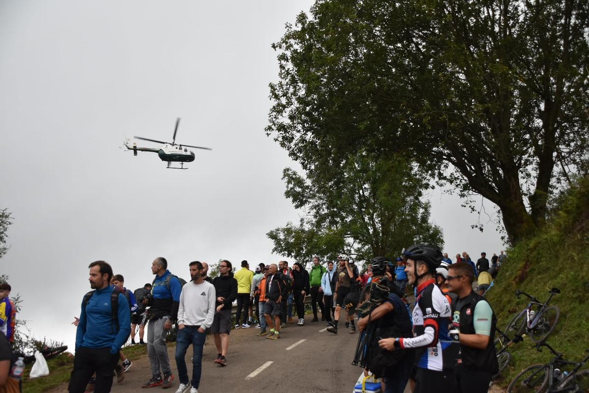 La Guardia Civil controla el descenso de los visitantes tras la etapa del Angliru. | Marcos Mallada