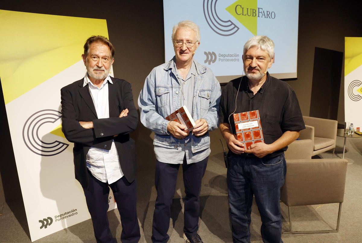 El escritor Suso de Toro, invitado al Club Faro, y presentado por el periodista Xan Carballa y el director de Edicións Xerais, Fran Alonso