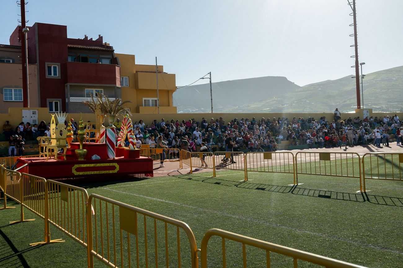 Miles de personas llenan de ilusión el Estadio de Barrial en la llegada de los Reyes Magos