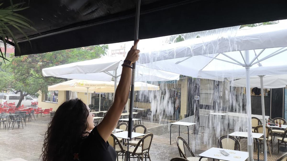 La intensa lluvia sorprende a vecinos y hosteleros en el barrio de San Blas de Alicante