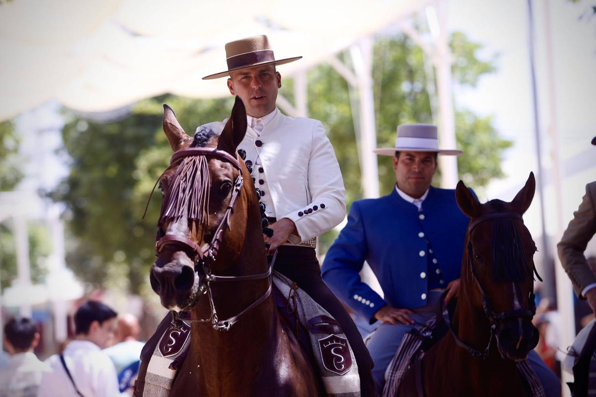 Cordobeses y turistas disfrutan en El Arenal de la primera jornada de día de la fiesta