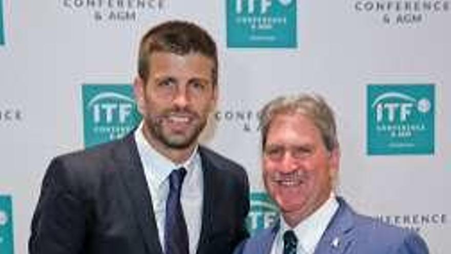 Piqué, con David Haggerty, presidente de la ITF.