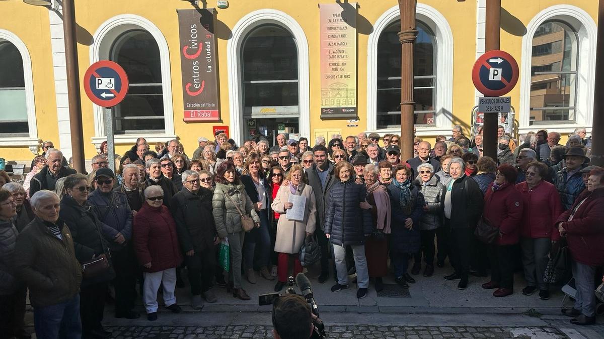 La portavoz del PSOE en el Ayuntamiento de Zaragoza, Lola Ranera, junto a decenas de personas mayores que reclaman un comedor social en el Arrabal.