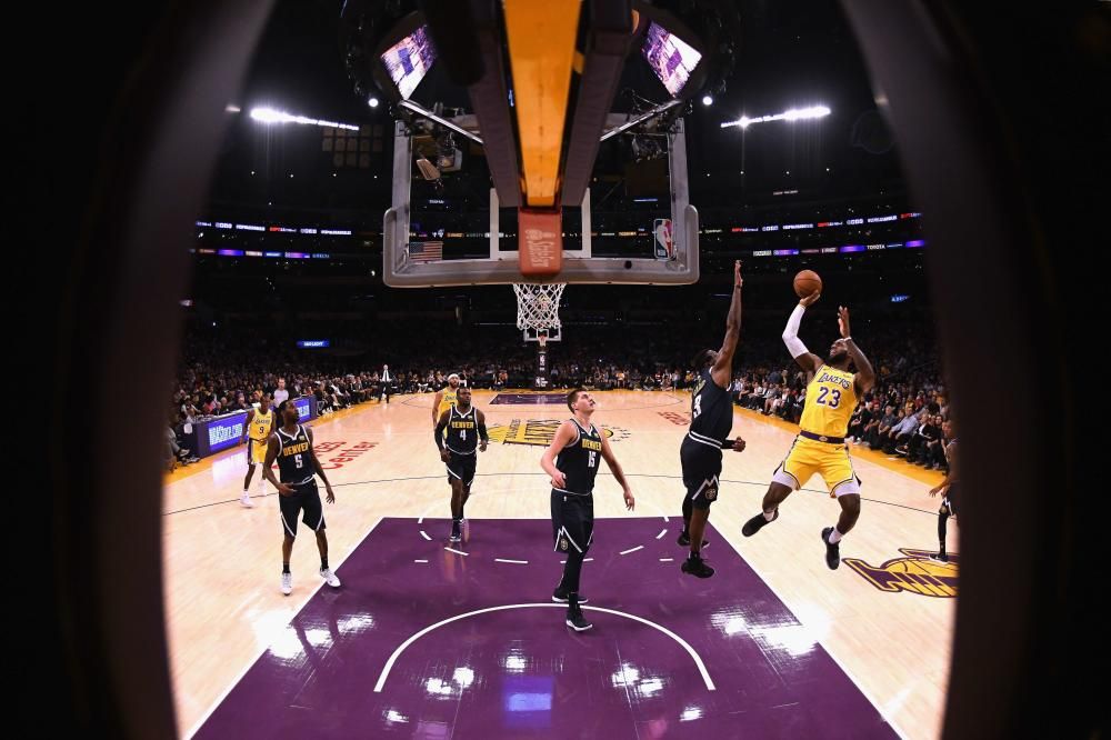 El alero LeBron James vivió su primera noche de superestrella en el Staples Center ante los seguidores de los Lakers de Los Ángeles.