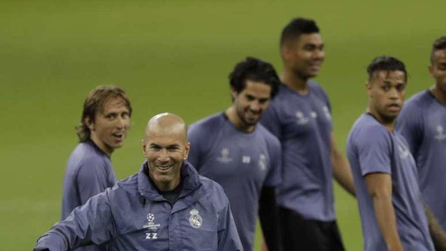 Zidane, durante un entrenamiento del Real Madrid, con Modric, Isco, Casemiro y Mariano detrás.