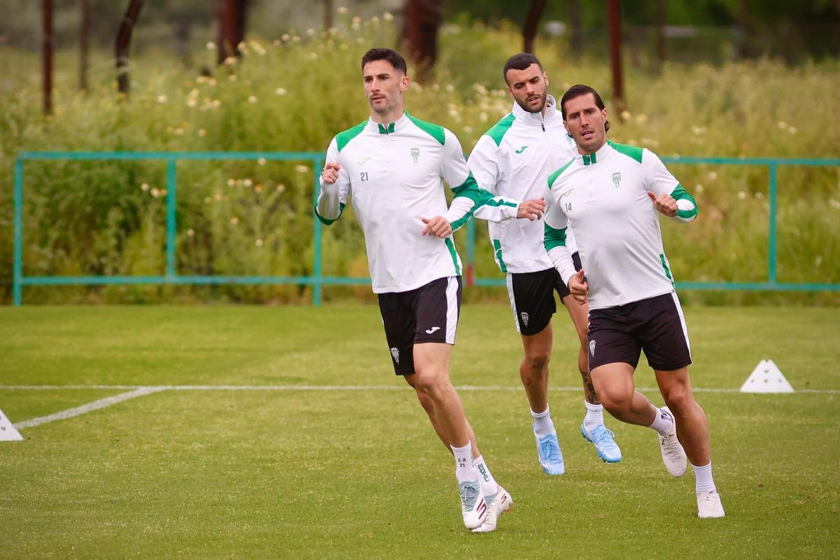 Carlos Albarrán, Álex Martín y Sergi Guardiola realizan un ejercicio.