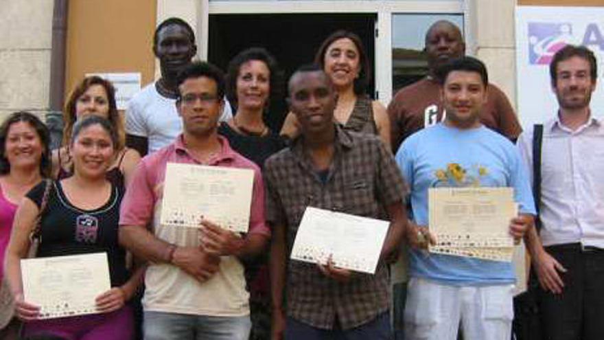 Asistentes a un curso tras recibir sus diplomas.