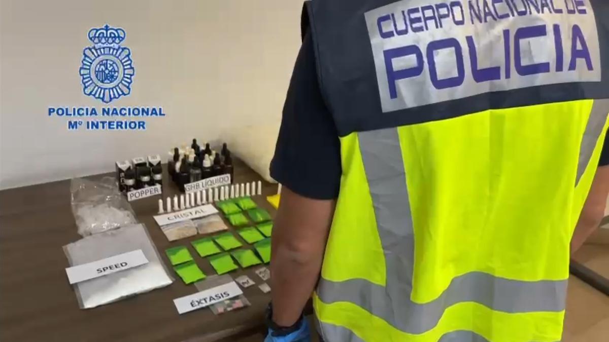 Un policía con la droga incautada en Alicante.