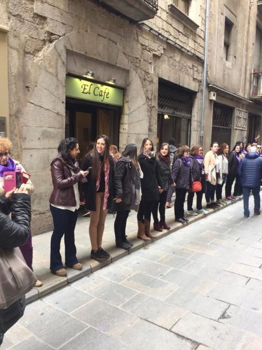 Cadena humana a Girona amb motiu de la vaga feminista