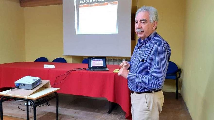 Jesús Arango, durante su intervención de ayer, en la Casa de Cultura de Boal.