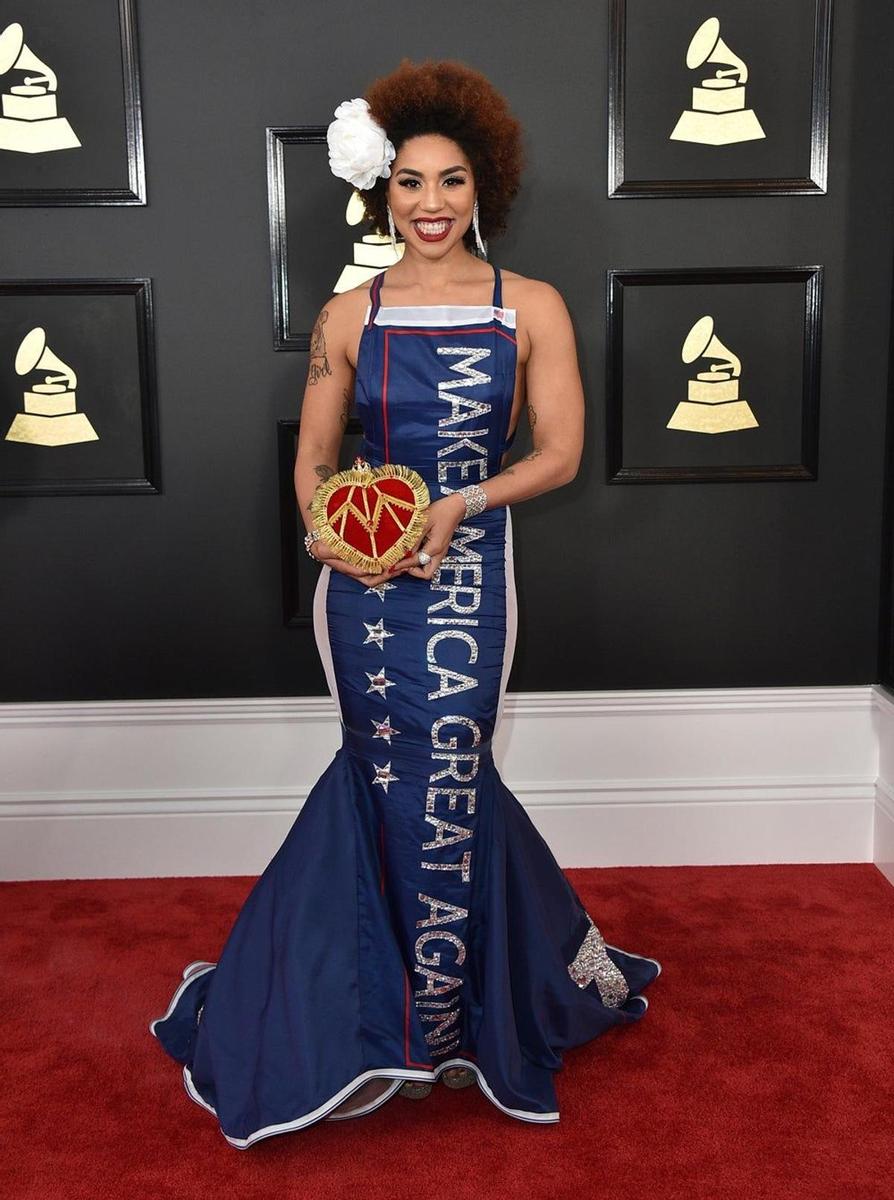 Joy Villa en los Grammy 2017 con el eslogan de Donald Trump