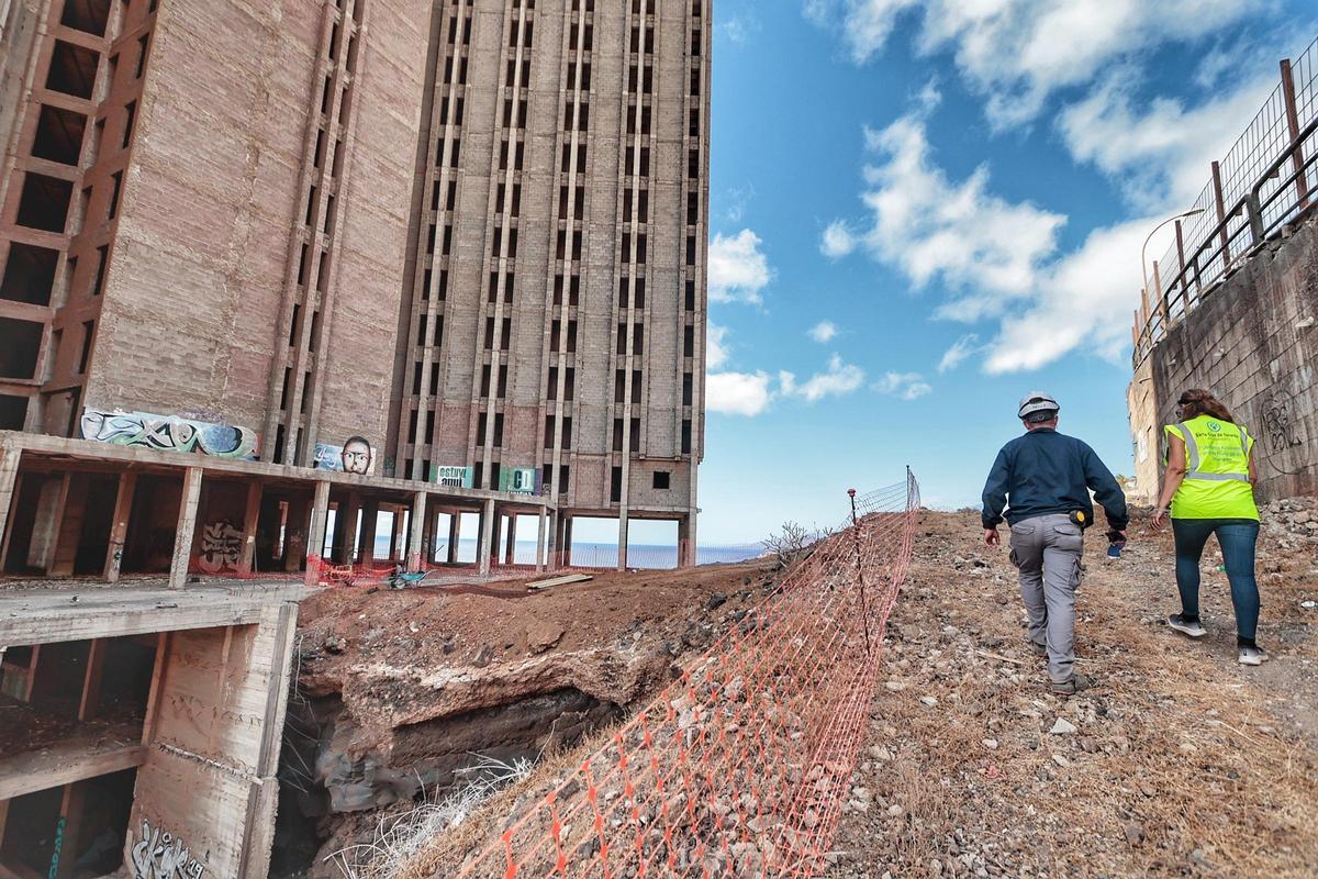 Trabajos de demolición de las escaleras de los pisos bajos del mamotreto de Añaza