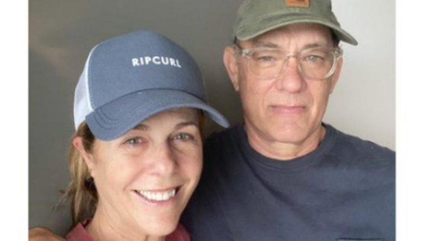 Tom Hanks comparte una foto con su mujer para tranquilizar a los fans