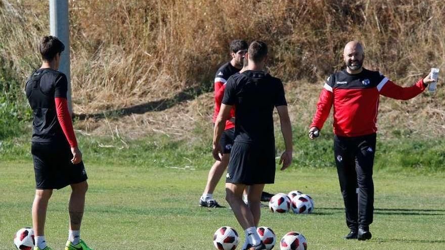 Movilla se dirige a sus jugadores durante un entrenamiento.