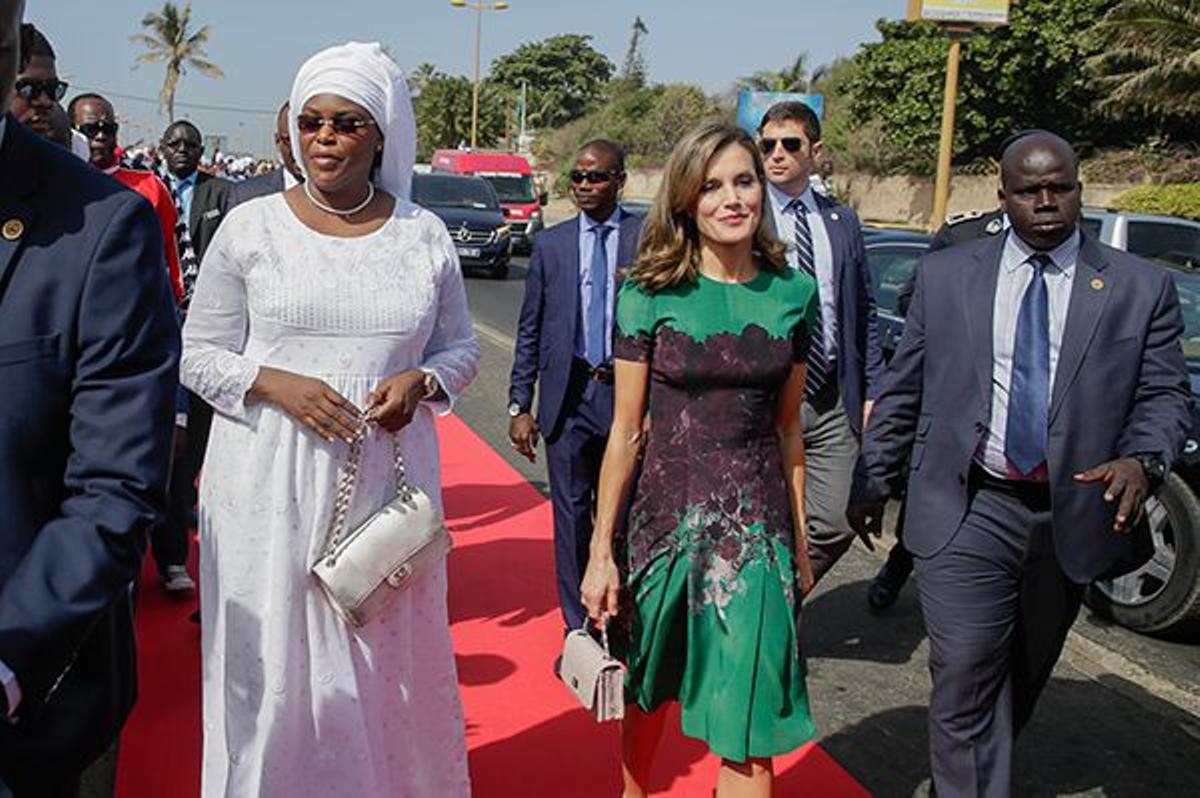 Letizia Ortiz, de Carolina Herrera en Senegal, junto a Marieme Faye