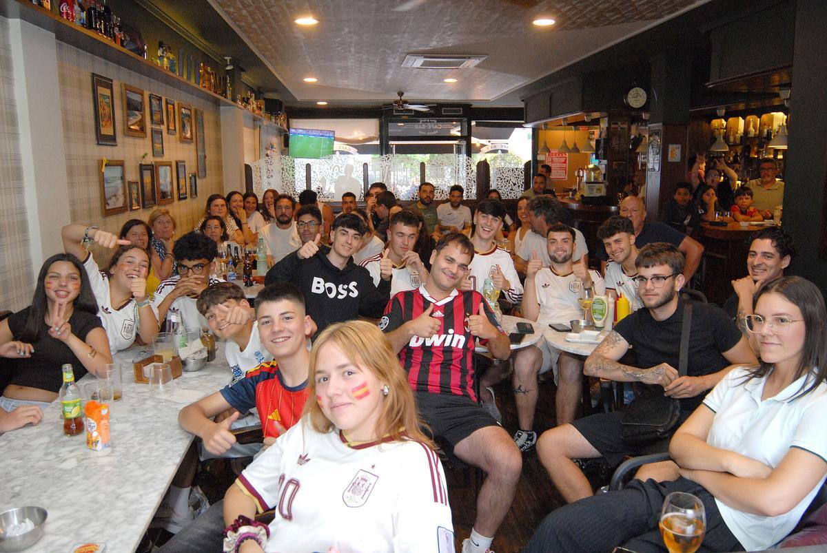 A BANDEIRA. FUTBOL BAR ARUME PARTIDO ESPAÑA FRANCIA SEMIFINALES MUNDIAL 2026