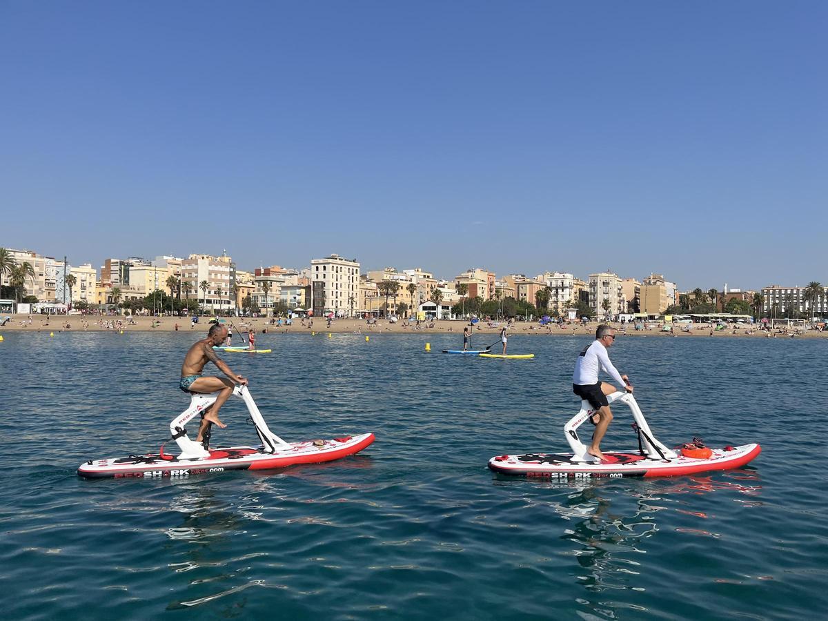 Bikesurf, las nuevas bicis acuáticas  surfean en la playa de la Barceloneta