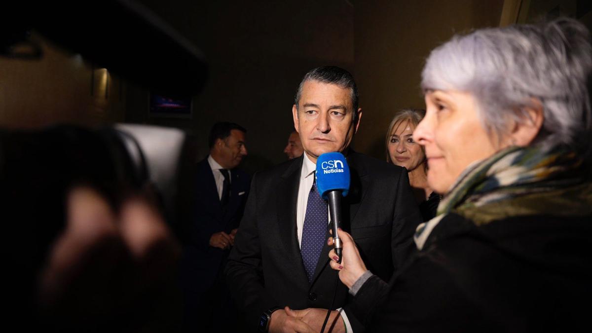 El consejero de la Presidencia, Antonio Sanz, este domingo en declaraciones a los medios, con la consejera Patricia del Pozo de fondo, antes de asistir al Pregón Taurino en Sevilla.