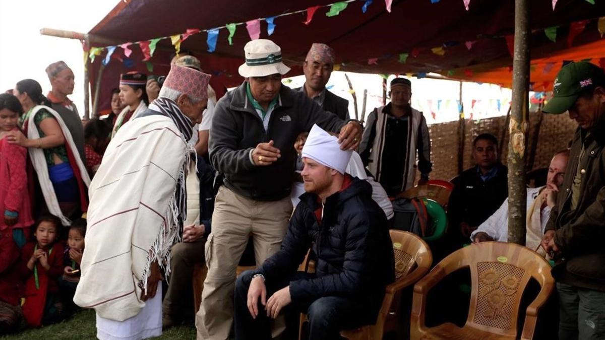 El príncipe Enrique visita a los afectados por el terremoto del Nepal