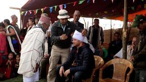 El príncipe Enrique se encuentra de viaje humanitario en el Nepal, dode varios donde varios grupos de habitantes han aprovechado para ataviarlo con el gorro tradicional nepalí.