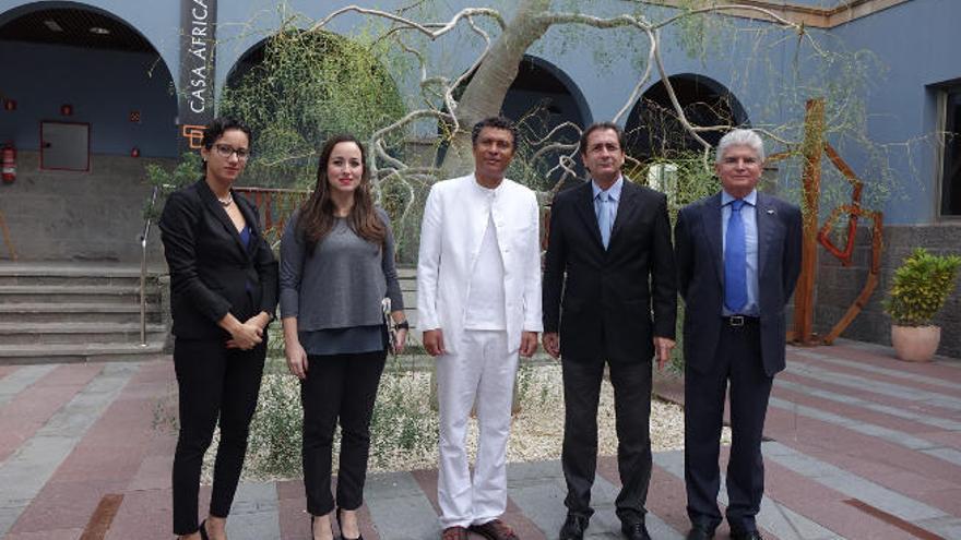 La delegación caboverdiana con el director general de Casa África, Luis Padrón, y la secretaria general de Casa África, Arianne Hernández.