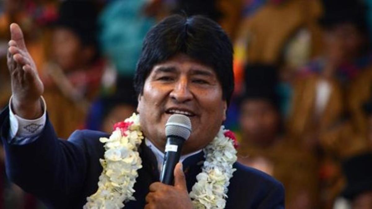 Evo Morales, con mujeres indígenas en La Paz.