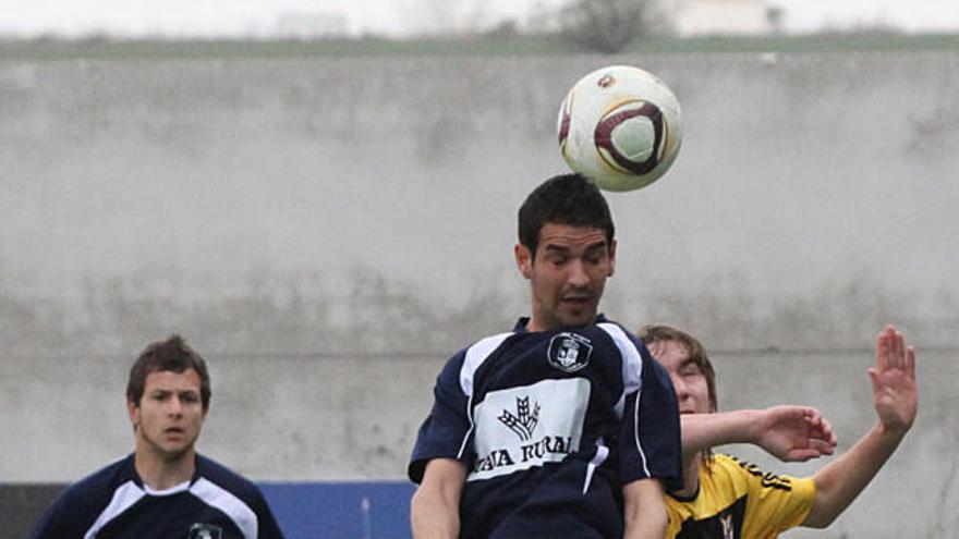 El jugador del GCE Villaralbo, Carmona, salta de cabeza en el duelo de ayer ante el CD Burgos.