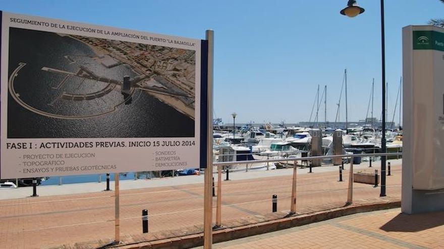 Imagen del cartel anunciador de la obras de ampliación del puerto de La Bajadilla de Marbella.