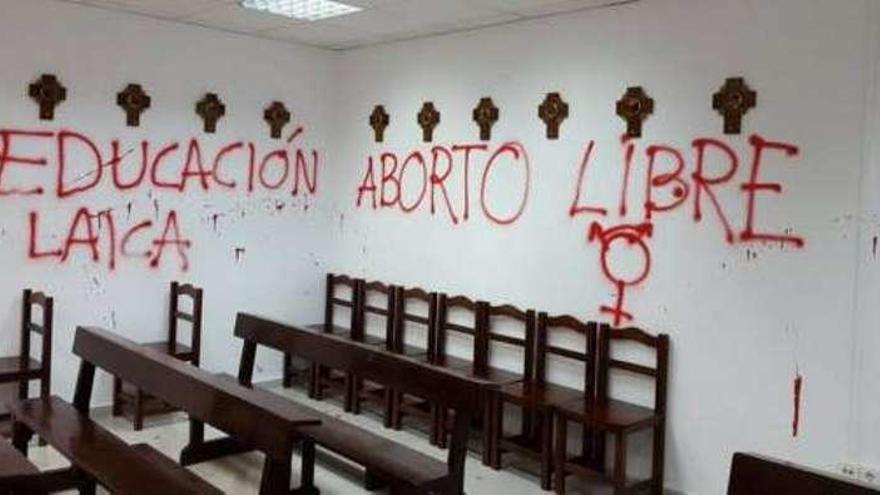 Investigan la aparición de pintadas a favor del aborto en una capilla de Madrid