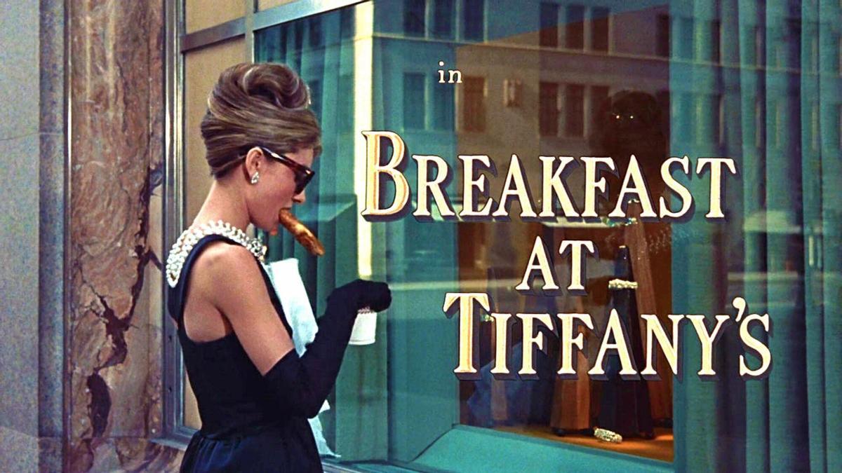LA ACTRIZ AUDREY HEPBURN EN LA CARATULA DE LA PELICULA " DESAYUNO CON DIAMANTES "