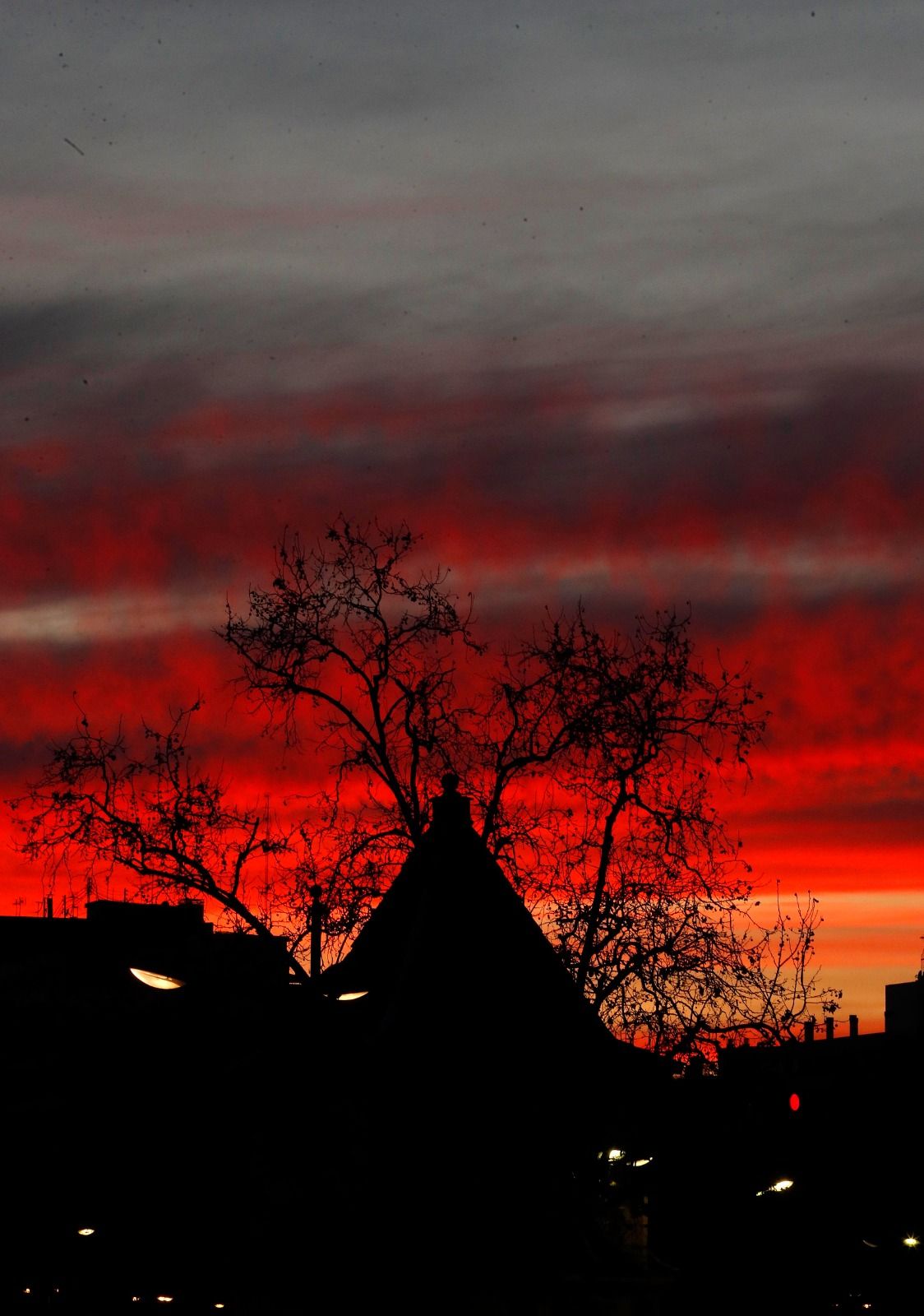 El cielo de València se tiñe de rojo, regalando un atardecer de ensueño