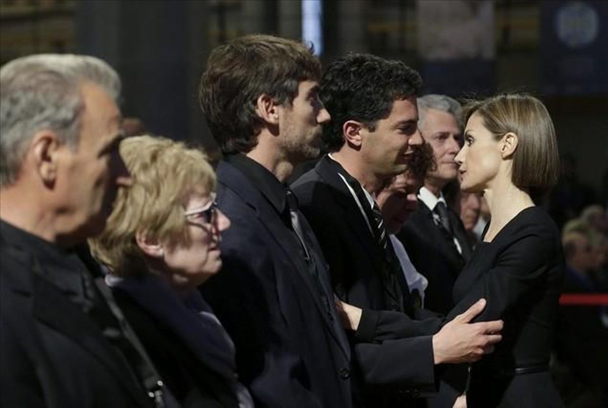 La reina Letizia saluda familiars de les víctimes.